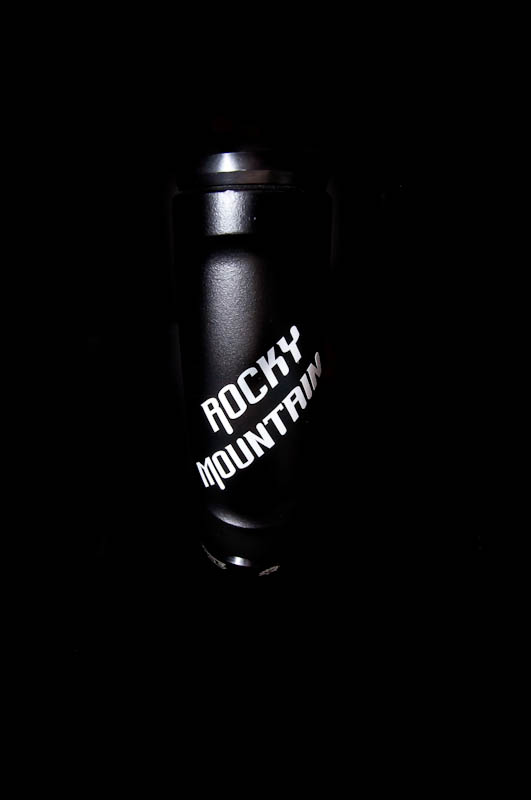 Imprimacion y unas manitos de negro mate.......<br />calcas de vinilo blancas,... va teniendo forma.....