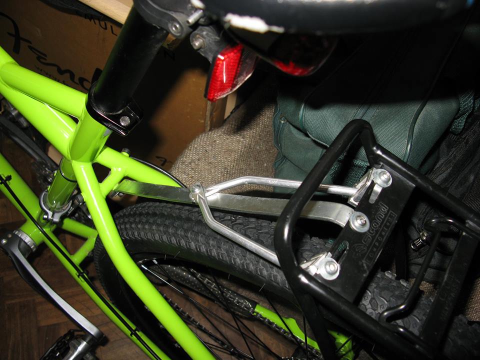 Nótese donde hay dos tornillos son los agujeros roscados