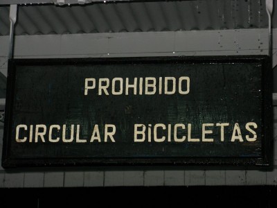 Me llamó la atención este cartel en la estación de Azul a la vuelta.. obviamente no le hice caso :P
