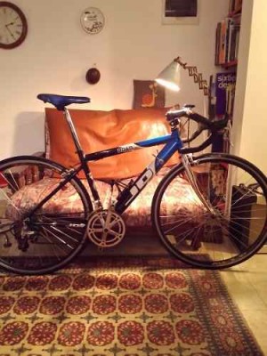 grupo shimano sora descarriladores masas<br />cuadro aluminio<br />plato y palancas francesas<br />cubiertas vittoria zaffiro Italianas<br />horquilla de acero cromada<br />llantas doble pared