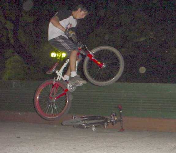 Bunnyhop sobre la bici inglesa de Mario