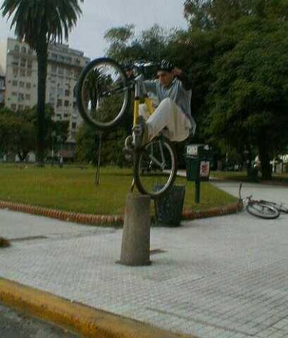 Clavando en poste