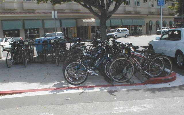 Cannondale Raven atada en la calle