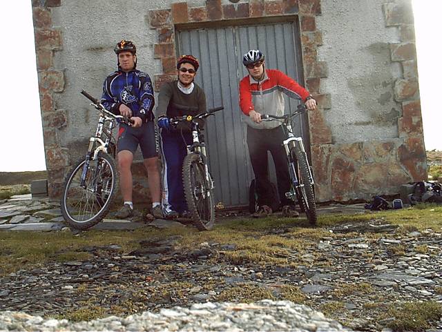 los tres bikers a 1800m de altura