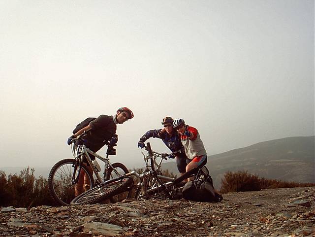 los tres bikers subiendo