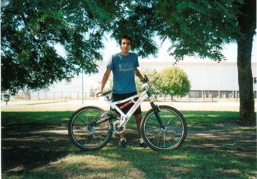 mi bici y mi comparero Cesar