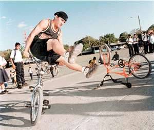 trepando en la bici