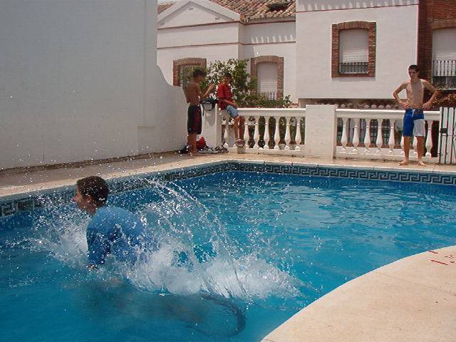 el mas loko tirandose a l piscina con la bici