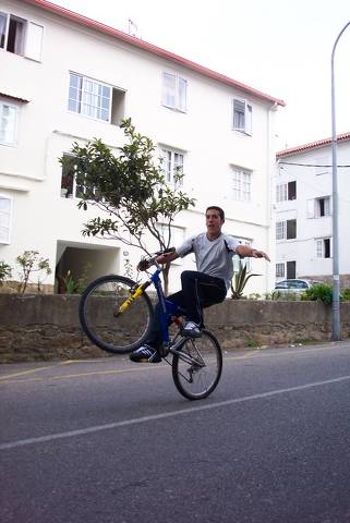 one hand wheellie