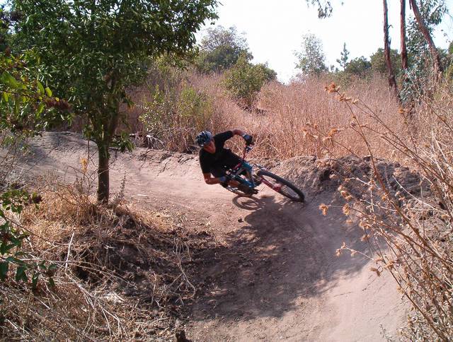 este es un campo de dirt para mountain bikes solamente
