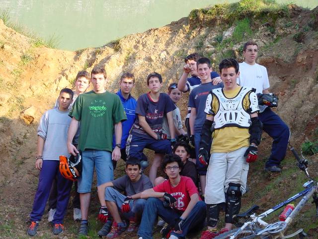 el mejor grupo de ciclistas del mundo con el cortado que se salto un amigo de fondo