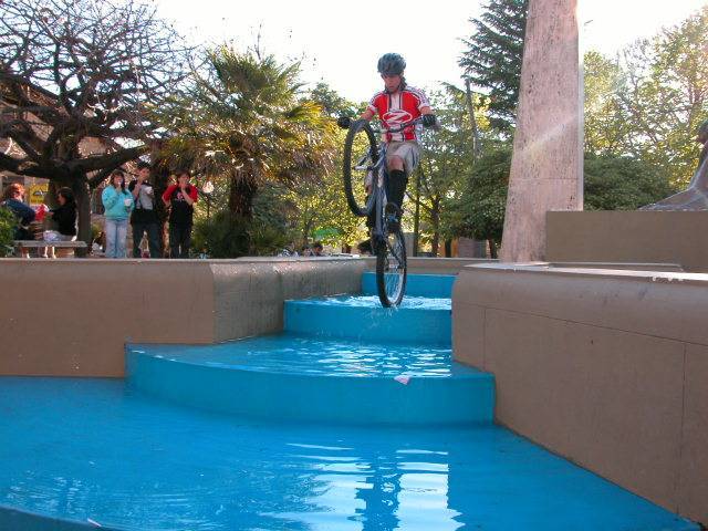 en el agua con la bike