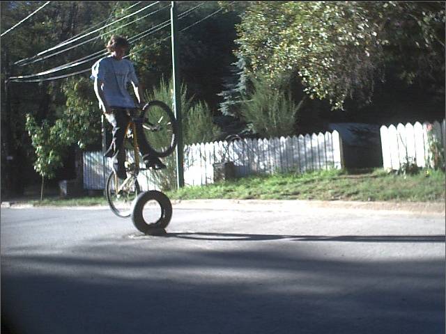 salto a la rueda de un camion