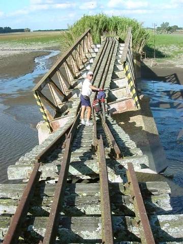 Puente caido sobre el rio Salado