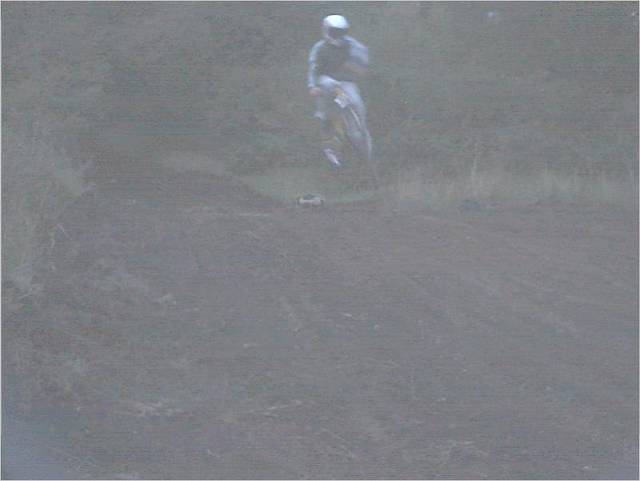 lucas con la trek 810 saltando con maiyeo en el circuito