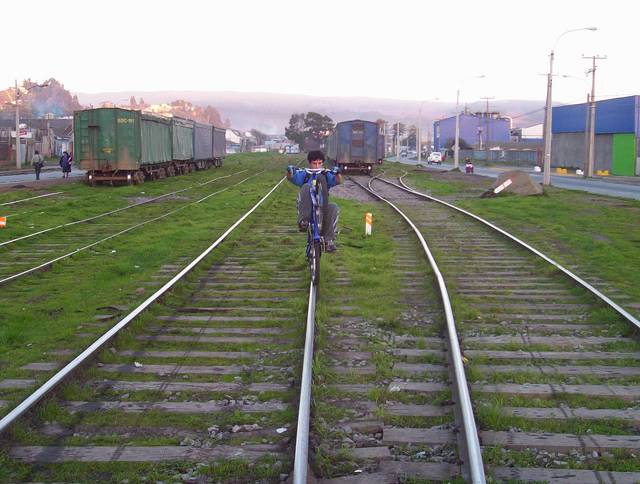 welee en la linea del tren jajaj