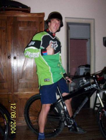 Con mi P3 y un casco aleman de la segunda guerra