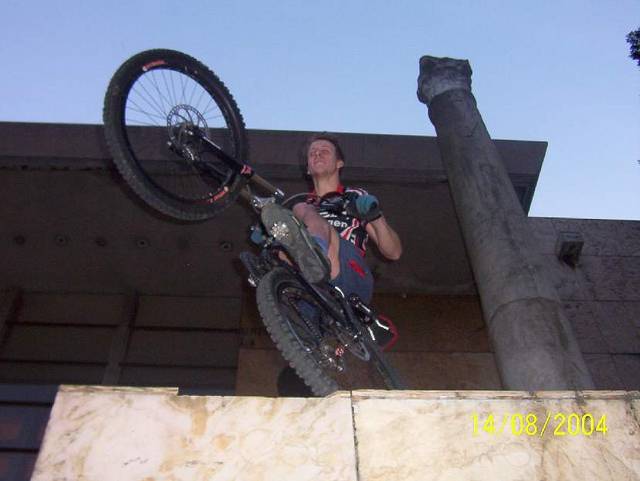 desde abajo del muro