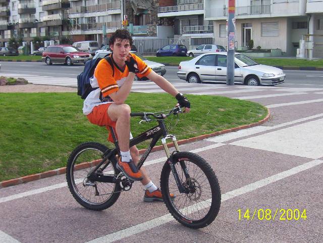 agustin con intento de cara de seductor en mi bici , jaaj