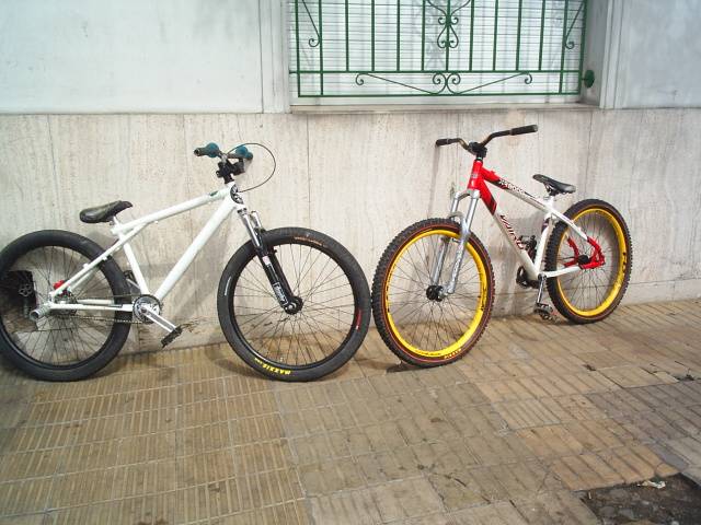 las dos bikes mi GT y el VAIRO del tino