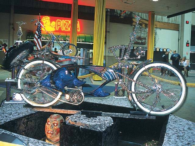 NO ES UNA BICI CUALQUIERA , NI ES FACIL AYAR LAS PIESAS. PERO  ES UNA LOWRIDER