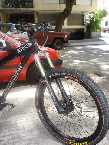 foto de la bike en el living de nuevo