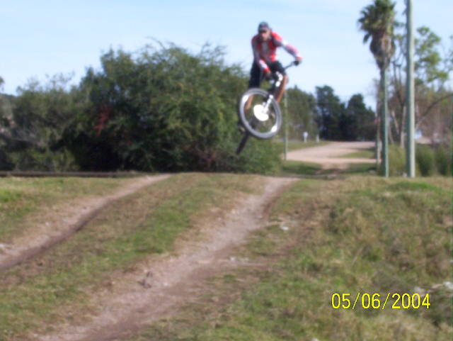 El vaca saltando con su specialized FSR