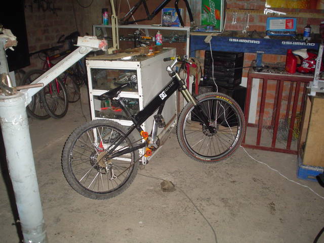 ese  es mi taller y mi bici
