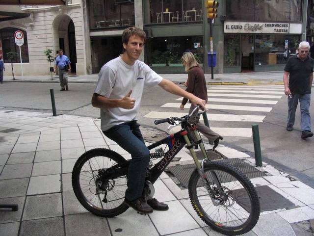 Traicione a la P3 ,solo por una foto, aca tienen esta es la bike de un grande , la foto me la saque