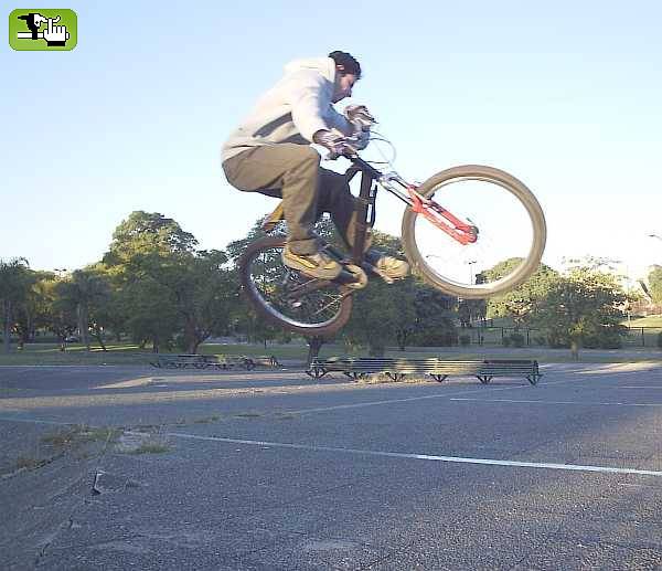 kiero aprender a hacer el caballito sin pedalear...no tengo muxo equilibrio