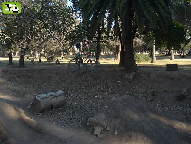 x up en un dirt como la gente