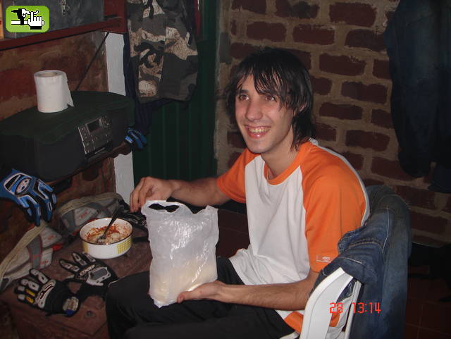 El tino se comio toda la comida del Chizo