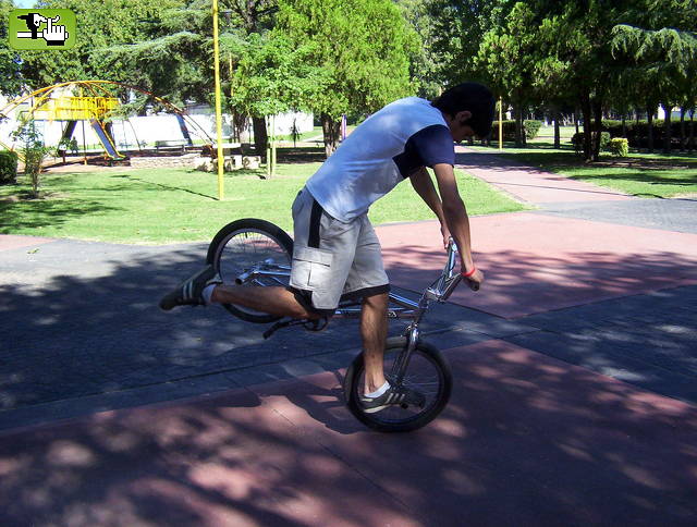 EL TRUQUILLO DE NESTOR EN SU BIKE GROSA