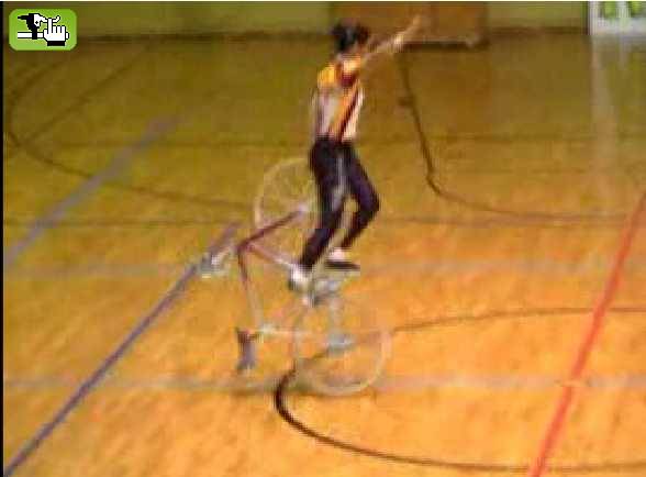 video: una mina hace wheelie marcha atras