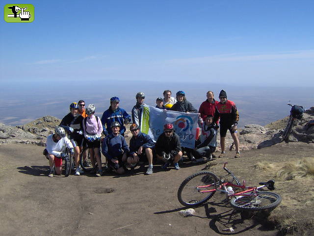 grupo sendero y berrotaranbicke en el filo de merlo hacia el aspero