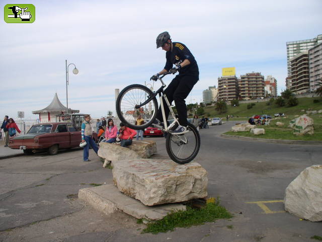 nahuel pique en una piedra