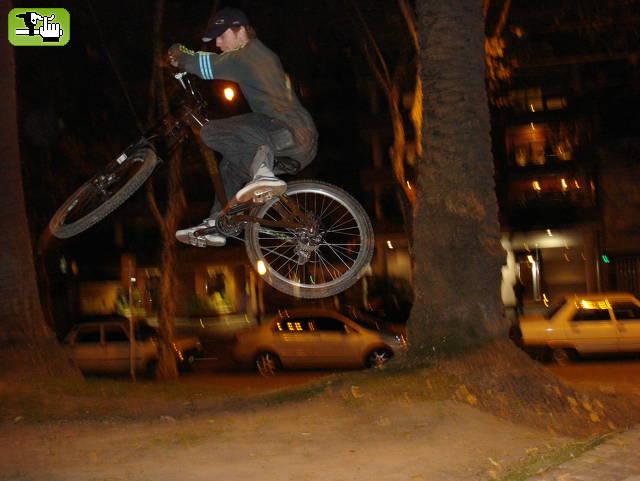 saltando en la aramburu, (yo) que buena plaza!!!!