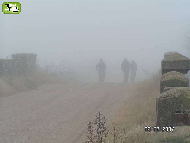 un simple puente y la niebla
