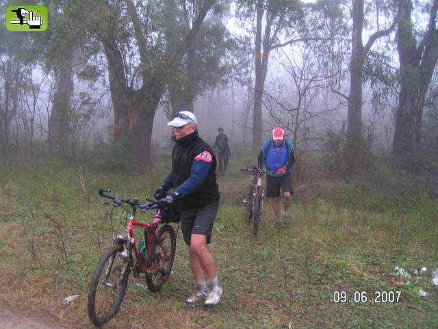 ....Saliendo del bosque con la bici pinchada