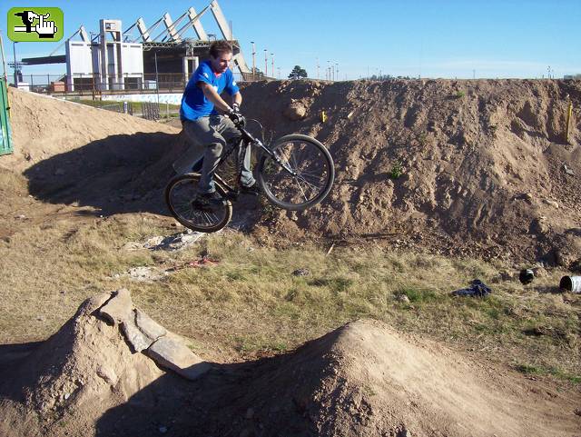 jugando un rato en los dirt del poly 