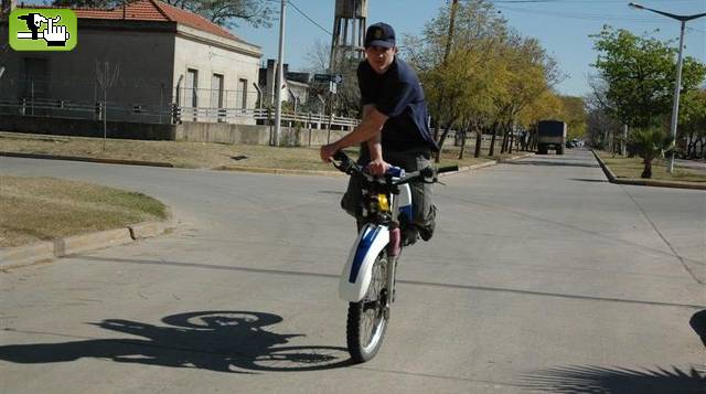 aca el mismo haciendose el lindo con 1 moto