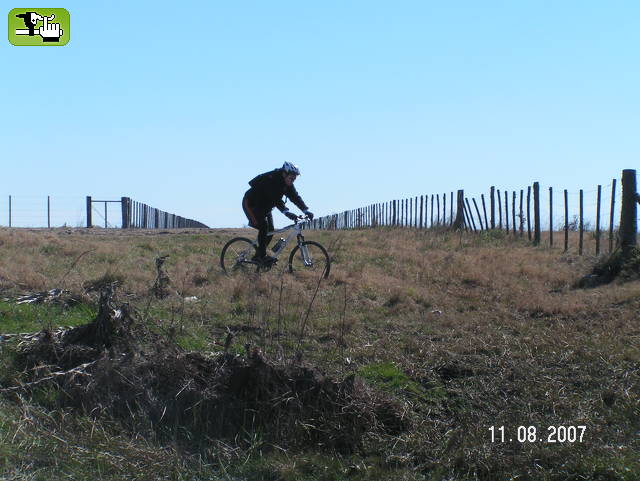 ..amigo antes de embarrar bici y zapas...