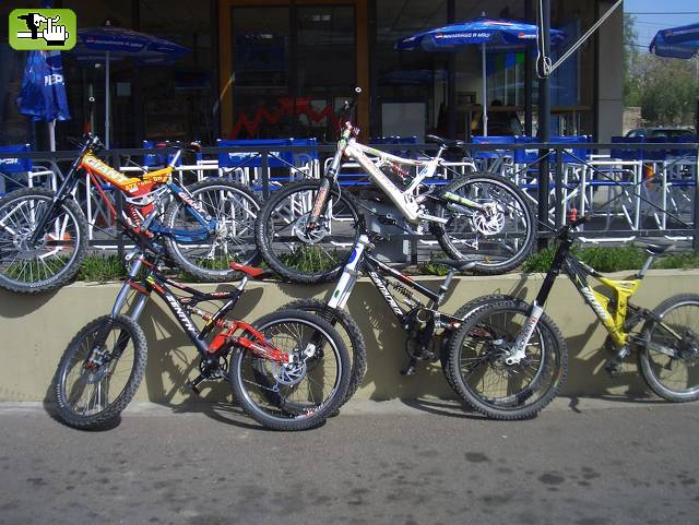 LA MAQUINAS ANTES DE LA CARRERA EN CHACRAS MENDOZA