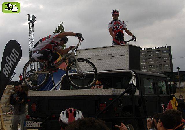 Cesar Canas subiendo a una hummer