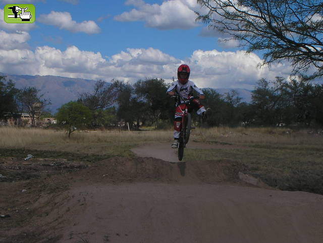 egea saltando en la pista