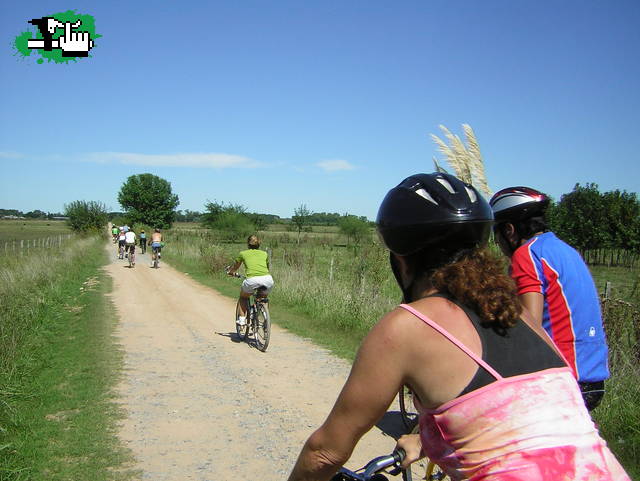 VUELTA DE JAUREGUI CON ASADO Y PILETA EN LOS AROMOS