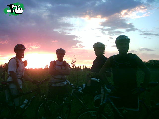 Locos del Pedal en el ocaso. 180 km en menos de 15 hs.