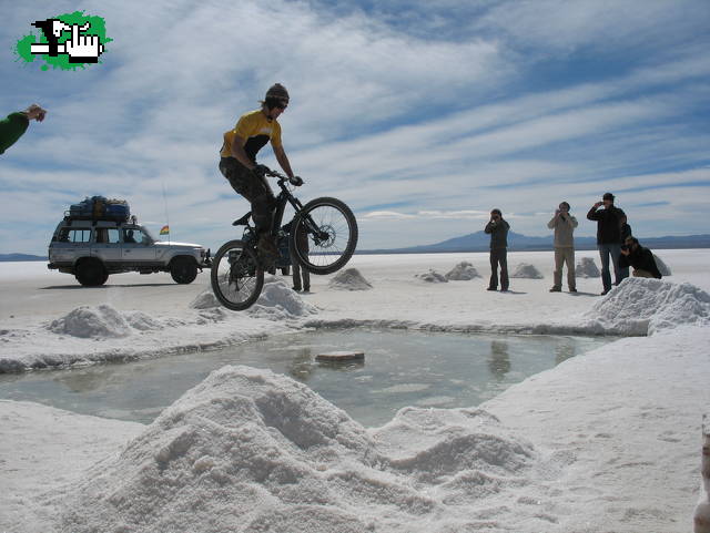 SALTO EN EL SALAR DE UYUNI, BOLIVIA - AGOSTO 2007