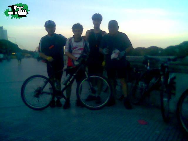 Los Tres chiflados del Pedal en vuelo nocturno