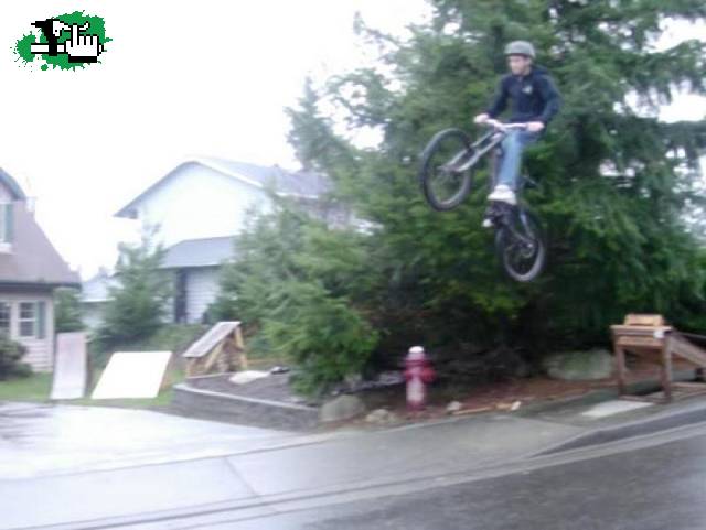 un parque de dirt en tu vereda??jaja
